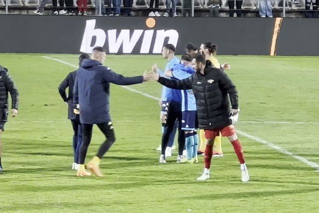 Capitão Samu consolado por colegas e adversários após a descida do Vizela