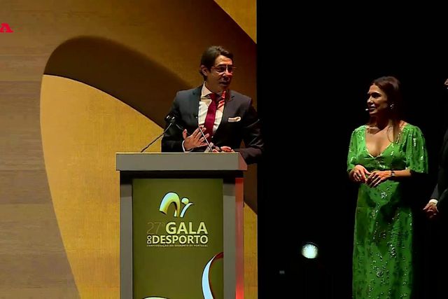 Rui Costa recebe prémio em nome de João Neves