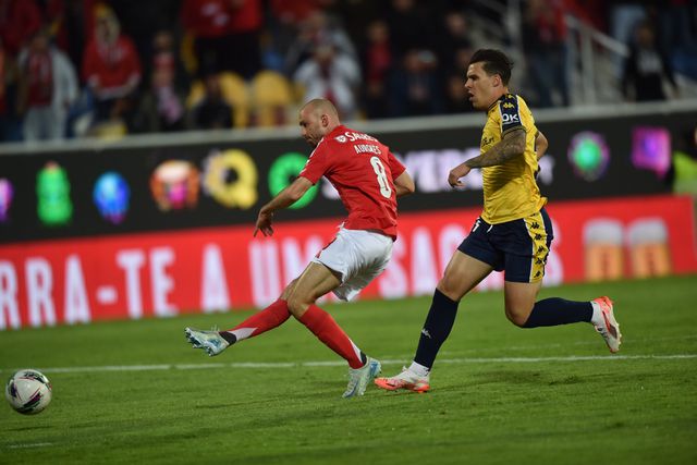 Águia começa a voar, acaba a sofrer e a... liderar!