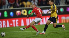 Águia começa a voar, acaba a sofrer e a... liderar!