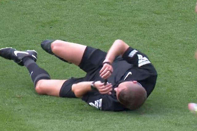 Insólito (vídeo): o árbitro lesionou-se e Vardy fez isto 
