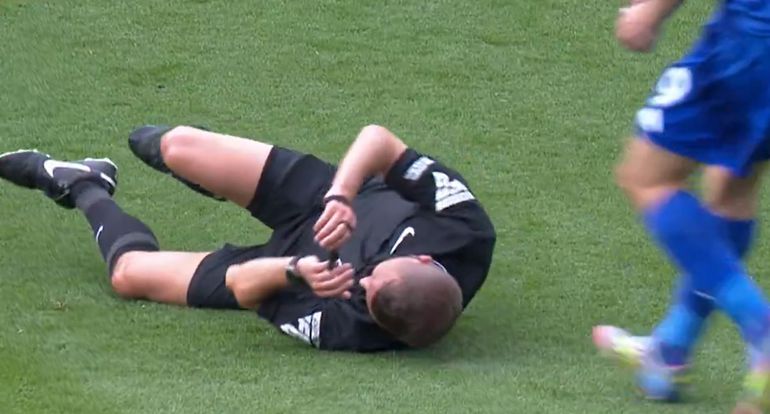 Insólito (vídeo): o árbitro lesionou-se e Vardy fez isto 