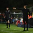 Bruno Lage dá indicações à equipa no jogo com o Estoril