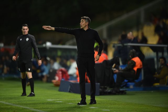 Bruno Lage dá indicações à equipa no jogo com o Estoril