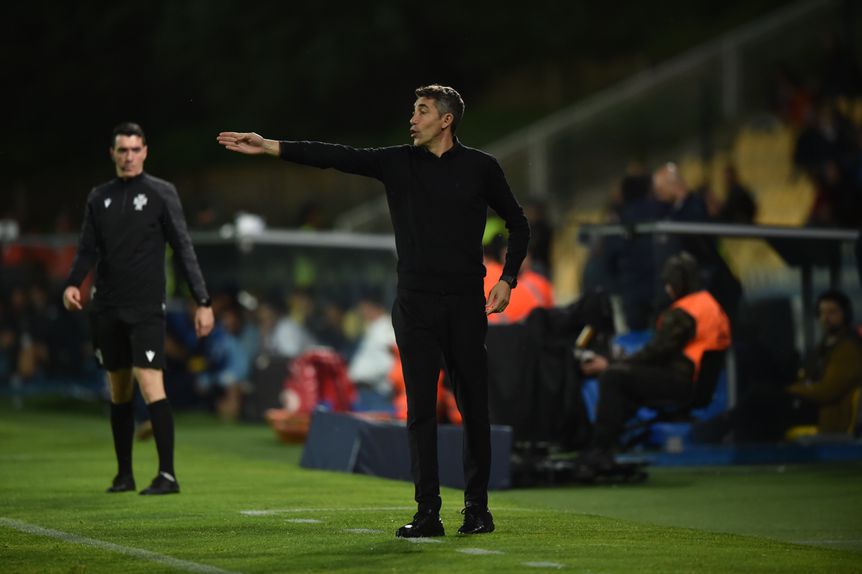 Bruno Lage dá indicações à equipa no jogo com o Estoril