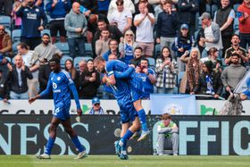 Leicester vence pela primeira vez desde janeiro em jogo acidentado