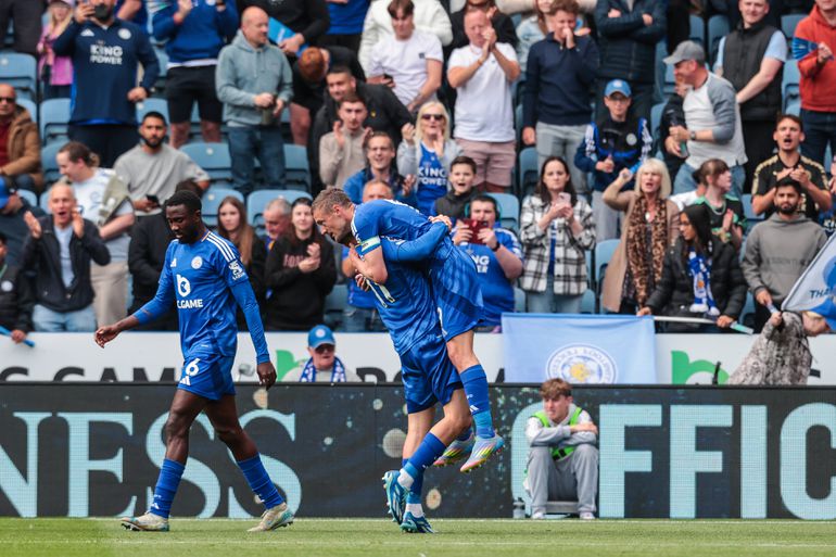 Leicester vence pela primeira vez desde janeiro em jogo acidentado