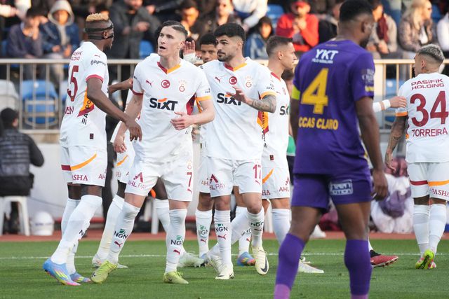 Roland Sallai festeja com Osimhen e os companheiros