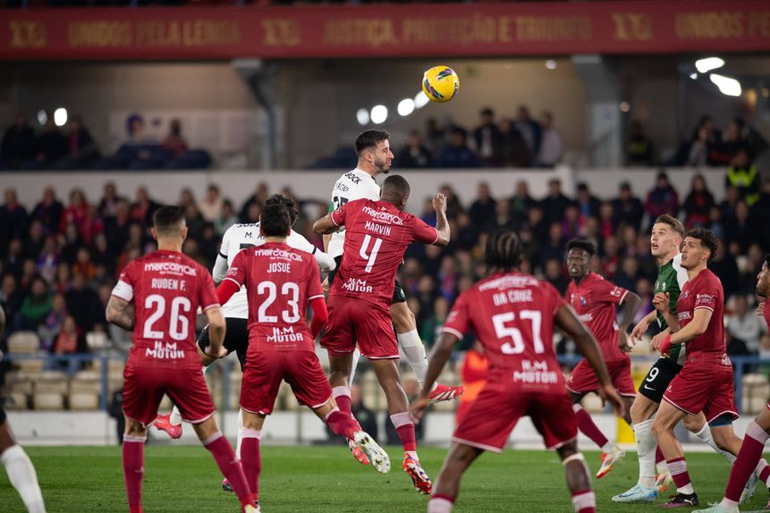 Gonçalo Inácio tenta desfeitiar a defesa no jogo da 1.ª volta, que terminou empatado a zero