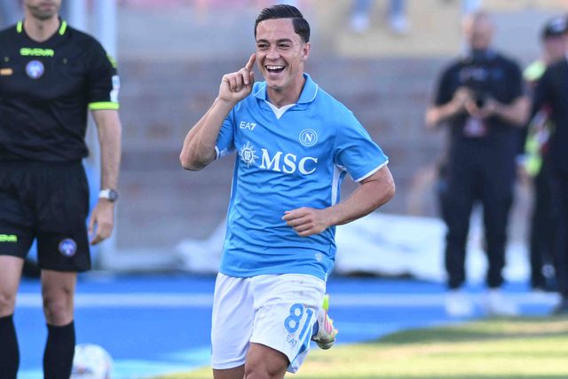 Nápoles mete a quarta e está mais perto do título