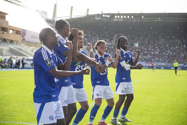 Equipa do Estrasburgo festeja golo frente ao PSG (imago)