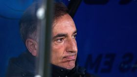 Carvalhal caiu durante o jogo, magoou o ombro e foi transportado ao hospital