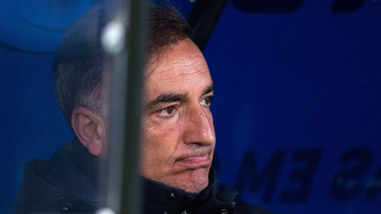 Carvalhal caiu durante o jogo, magoou o ombro e foi transportado ao hospital