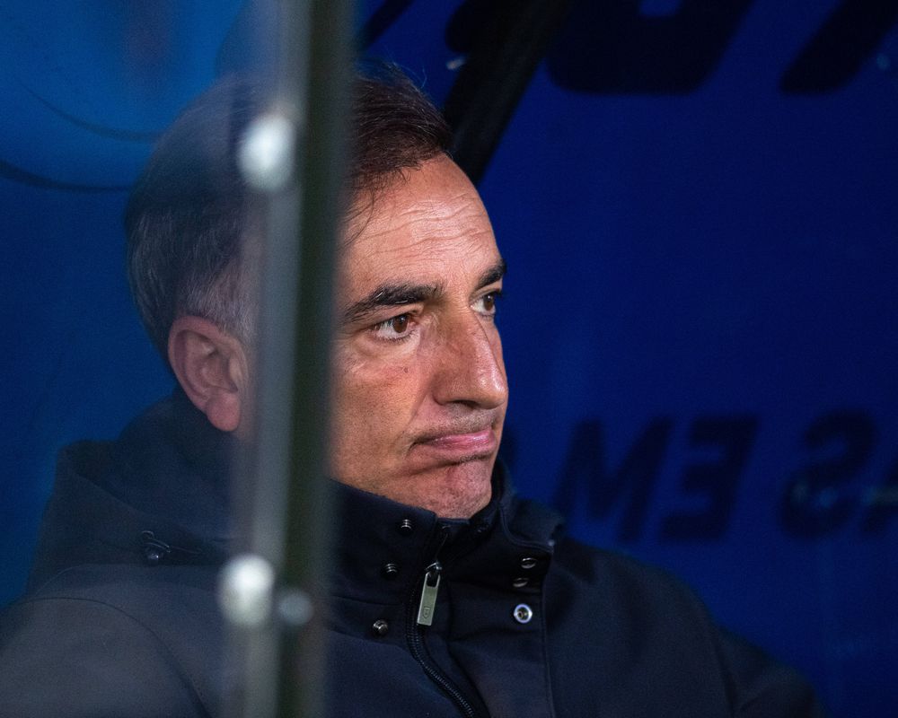 Carvalhal caiu durante o jogo, magoou o ombro e foi transportado ao hospital