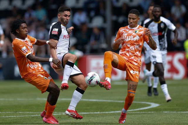 Farense 2-1 Famalicão: algarvios continuam vivos após reviravolta nos descontos