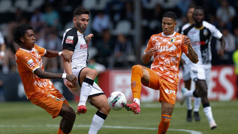 Farense 2-1 Famalicão: algarvios continuam vivos após reviravolta nos descontos