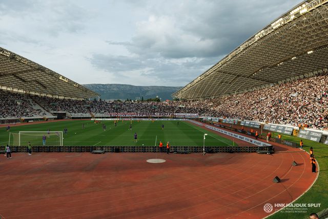 Distúrbios em fim em Split: polícia procura hooligans pela cidade após dérbi caótico