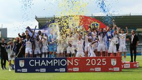 Final de loucos dá título do Championship ao Leeds (vídeos)