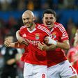Amdouni celebra com Aursnes o primeiro golo do Benfica na Amoreira