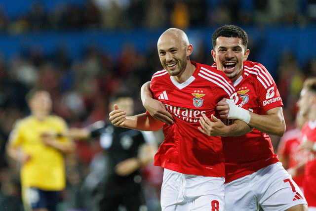 Amdouni celebra com Aursnes o primeiro golo do Benfica na Amoreira