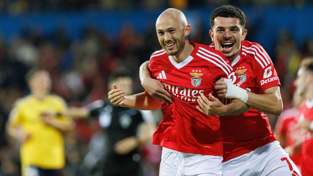 Amdouni celebra com Aursnes o primeiro golo do Benfica na Amoreira