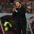 Ian Cathro incentiva e aplaude os jogadores do Estoril durante o jogo com o Benfica