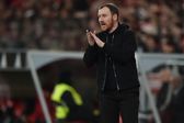 Ian Cathro incentiva e aplaude os jogadores do Estoril durante o jogo com o Benfica