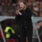 Ian Cathro incentiva e aplaude os jogadores do Estoril durante o jogo com o Benfica