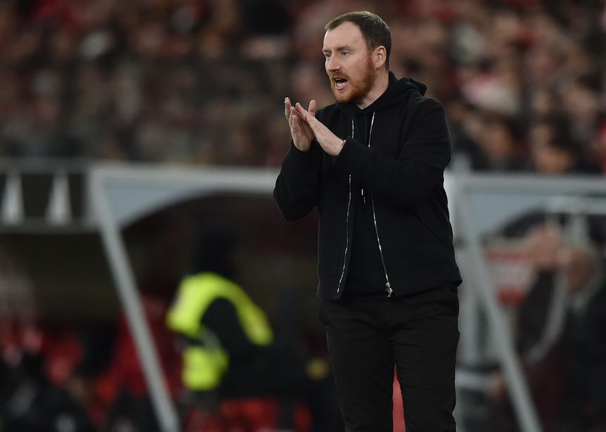 Ian Cathro incentiva e aplaude os jogadores do Estoril durante o jogo com o Benfica