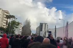 Muito entusiasmo dos adeptos do Benfica antes do jogo com o Estoril