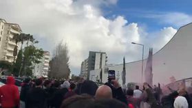 Euforia na chegada do autocarro do Benfica à Amoreira
