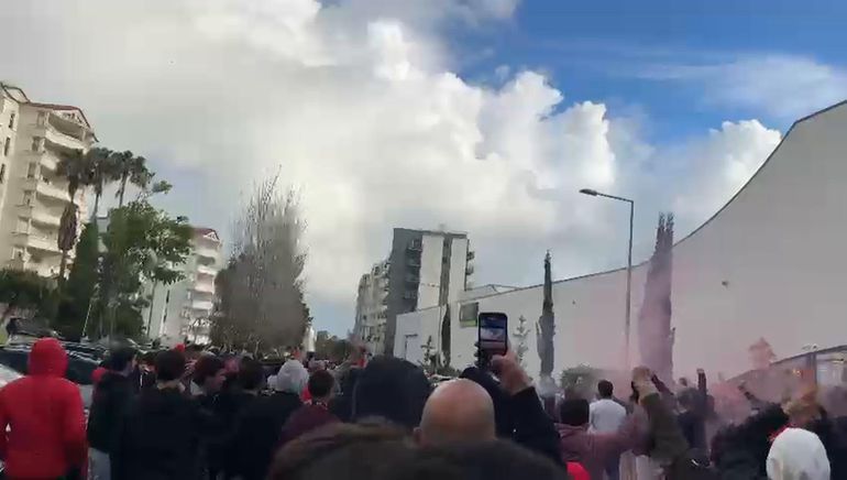 Euforia na chegada do autocarro do Benfica à Amoreira