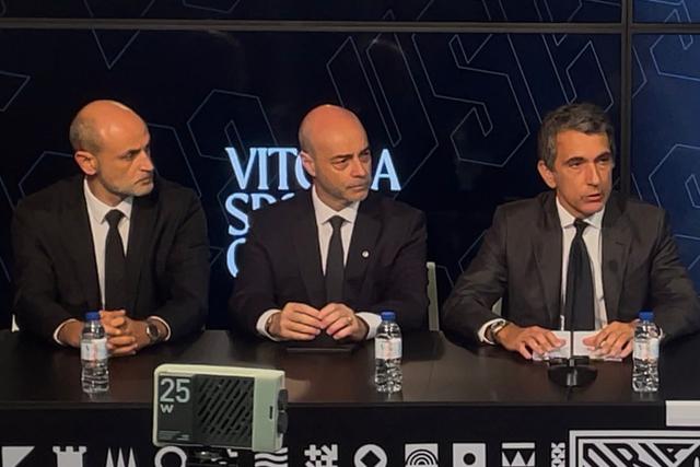 Da esquerda para a direita: Rui Rodrigues, Silvério Alves (estes dois primeiros vice-presidentes do Vitória de Guimarães) e António Miguel Cardoso - Foto: A BOLA