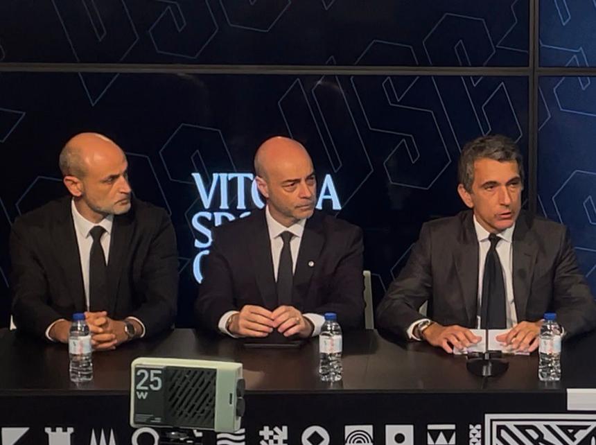 Da esquerda para a direita: Rui Rodrigues, Silvério Alves (estes dois primeiros vice-presidentes do Vitória de Guimarães) e António Miguel Cardoso - Foto: A BOLA