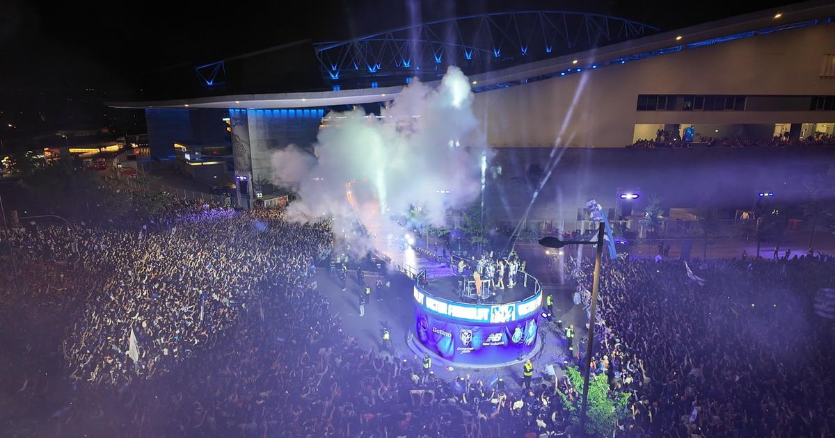 Palco dos campeões já se enche de jogadores do FC Porto