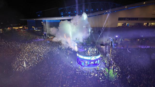 Palco dos campeões já se enche de jogadores do FC Porto