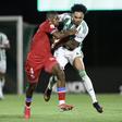 A bola ficou de lado e Marvin Elimbi concentrou-se apenas em travar o homem: Blesa esteve endiabrado na procura da baliza e esteve perto do golo  - Foto: Manuel Fernando Araújo/LUSA