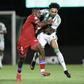A bola ficou de lado e Marvin Elimbi concentrou-se apenas em travar o homem: Blesa esteve endiabrado na procura da baliza e esteve perto do golo  - Foto: Manuel Fernando Araújo/LUSA