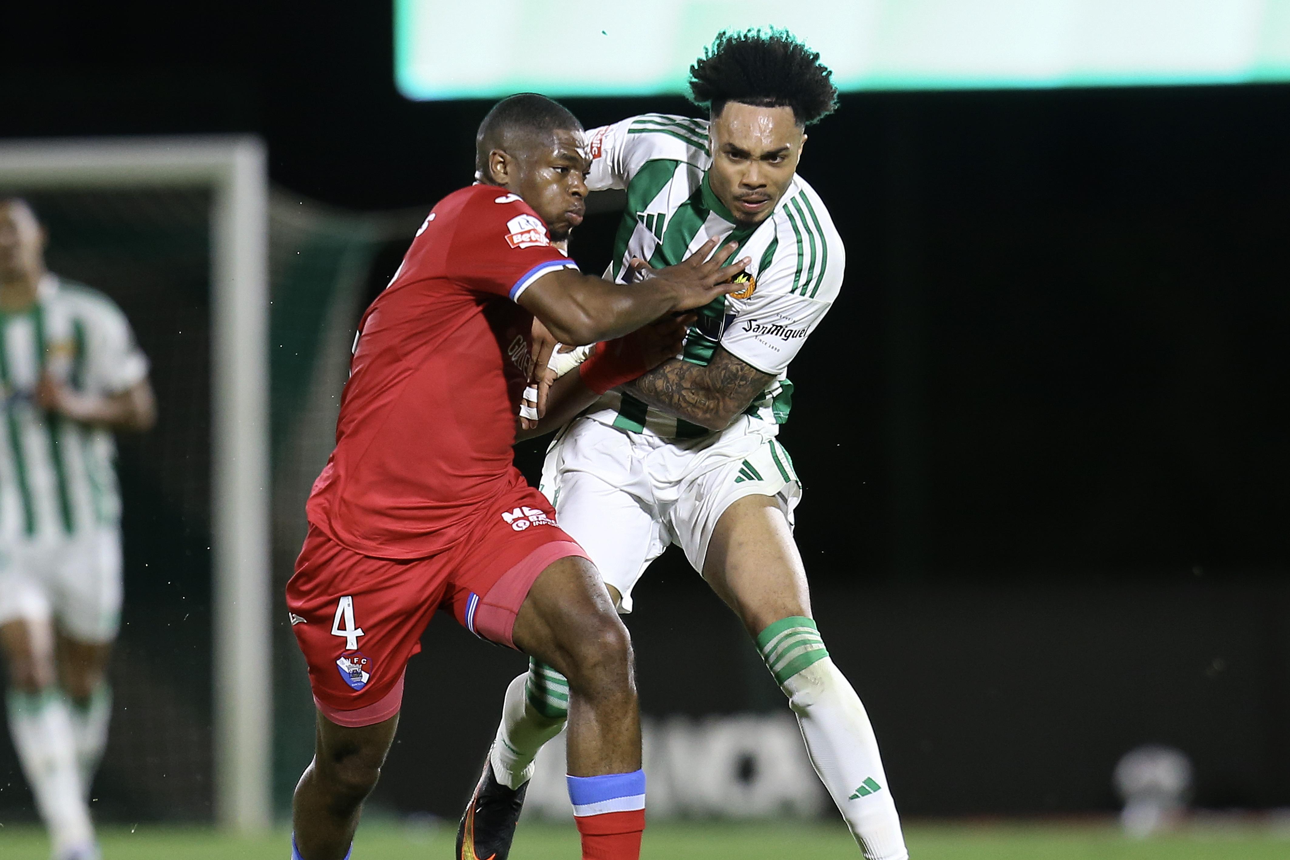 A bola ficou de lado e Marvin Elimbi concentrou-se apenas em travar o homem: Blesa esteve endiabrado na procura da baliza e esteve perto do golo  - Foto: Manuel Fernando Araújo/LUSA