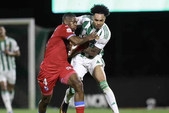 A bola ficou de lado e Marvin Elimbi concentrou-se apenas em travar o homem: Blesa esteve endiabrado na procura da baliza e esteve perto do golo  - Foto: Manuel Fernando Araújo/LUSA