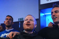 O que faz Ed Sheeran no balneário do Ipswich? Canta, claro