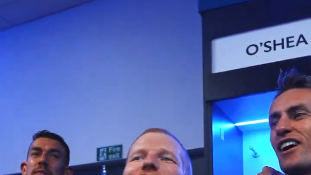 O que faz Ed Sheeran no balneário do Ipswich? Canta, claro