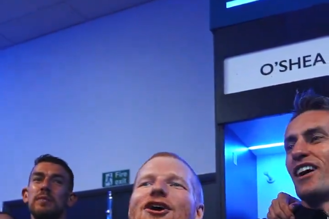 O que faz Ed Sheeran no balneário do Ipswich? Canta, claro
