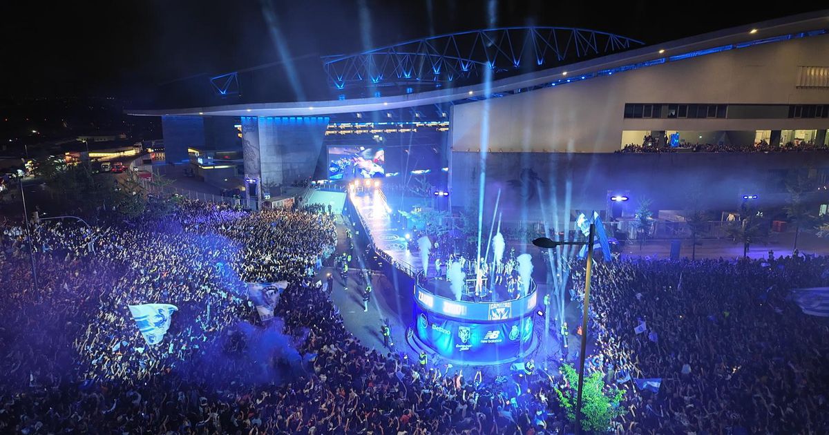 Benfica ‘entra’ no desfile do título do FC Porto e arranca ovação