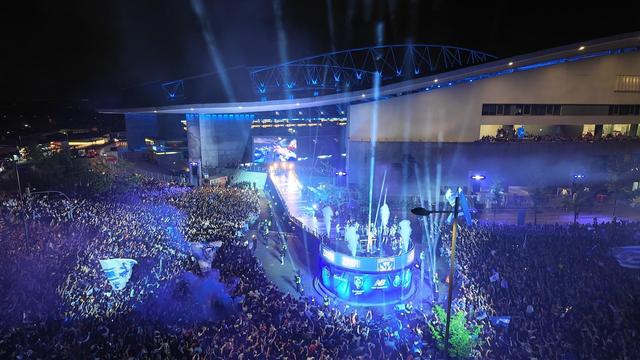 Benfica ‘entra’ no desfile do título do FC Porto e arranca ovação