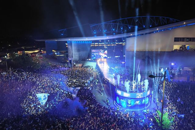 Benfica ‘entra’ no desfile do título do FC Porto e arranca ovação