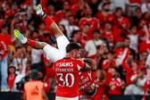 Otamendi brinca com Prestianni, depois de um golo do avançado com o Tondela — Foto: IMAGO