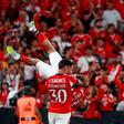 Otamendi brinca com Prestianni, depois de um golo do avançado com o Tondela — Foto: IMAGO