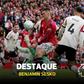 Houve mão na bola? VAR achou que não e Man. United agradeceu
