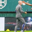St. Juste e o médico Joost van der Hoek num jogo do Feyenoord - Foto: IMAGO
